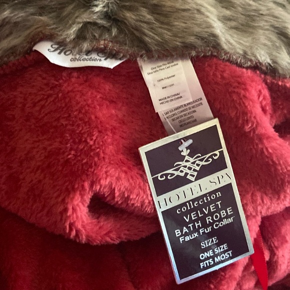 1 Hotel Spa plush velvet Red with faux fur collar robe w pockets. One size. NWT - Picture 2 of 5